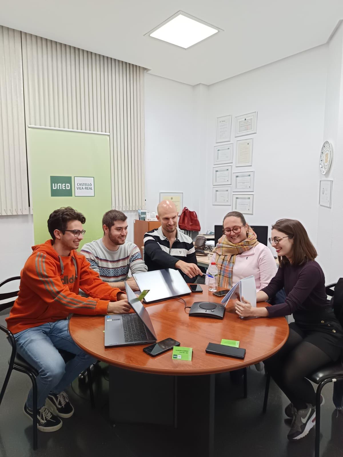 Otra foto del nuevo equipo directivo de la UNED de Vila-real. Rubén de la Cruz es el segundo por la izquierda.