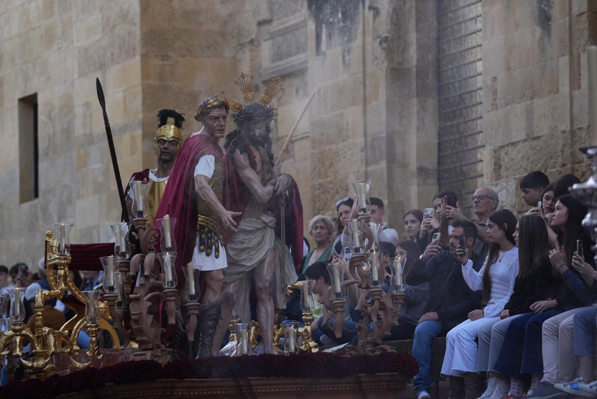 La salida procesional de la Presentación al Pueblo de Jesús de los Afligidos, en imágenes
