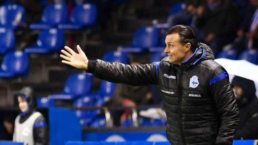 Cristóbal Parralo da instrucciones durante el partido de ayer.