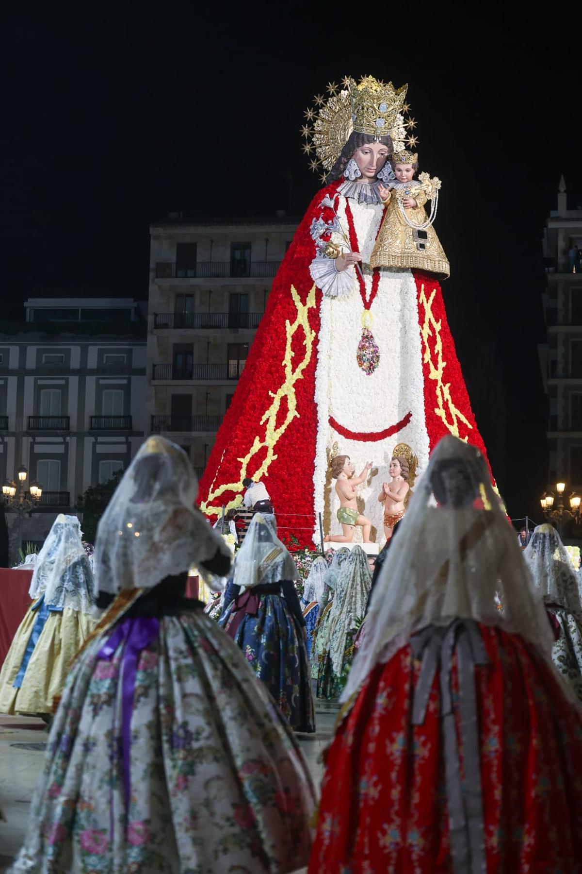 El manto de la Virgen ya luce su espíritu por la paz