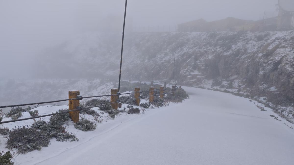 El invierno irrumpe con fuerza con intensas lluvias y las primeras nieves en el Puig Major