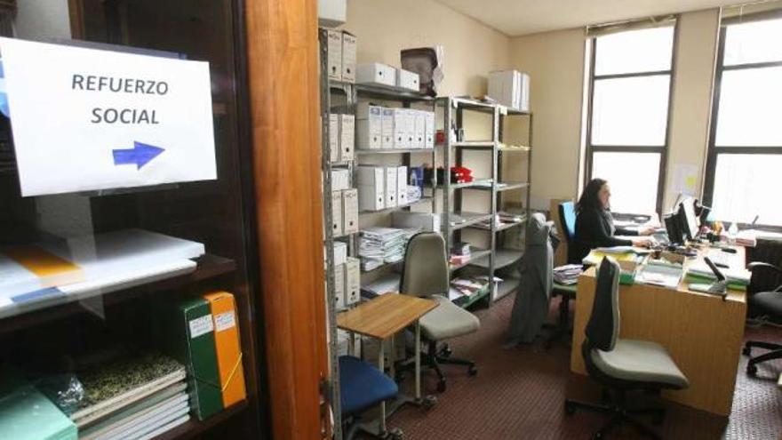 Las funcionarias de refuerzo tienen su oficina en una sala que era archivo de un juzgado laboral.  // J. de Arcos