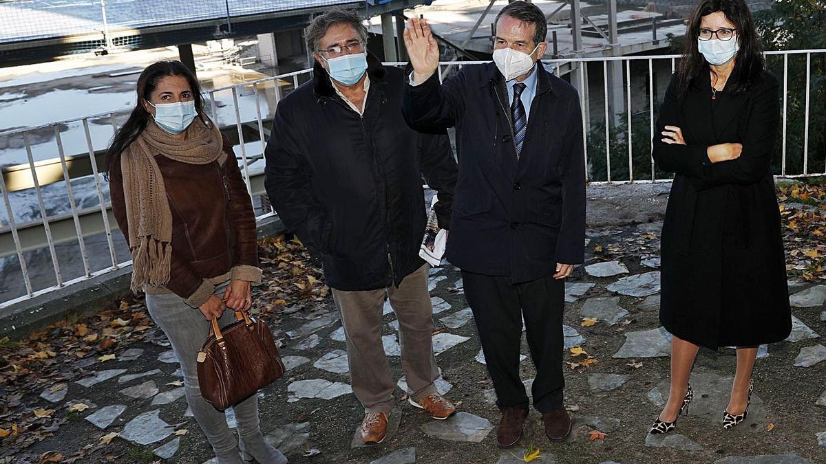 La Vía Verde, lista a finales del próximo año.  Vigo disfrutará de una amplía Vía Verde en un año. El alcalde apuntó ayer que la segunda fase de la senda, que abarca cerca de 3,6 km y tiene un ancho de cinco metros –tres para carril bici y dos para senda peatonal– estará concluida hacia finales de 2021 tras una inversión de 2,9 millones. El proyecto incluye la reforma de la plataforma ferroviaria, el acondicionamiento de áreas de descanso y miradores. La vía dispondrá de una pasarela desde el nudo de Isaac Peral hasta Vía Norte y una rampa desde el paso elevado de Avenida de Buenos Aires. En la imagen, Caballero, en el centro durante la visita a las obras.