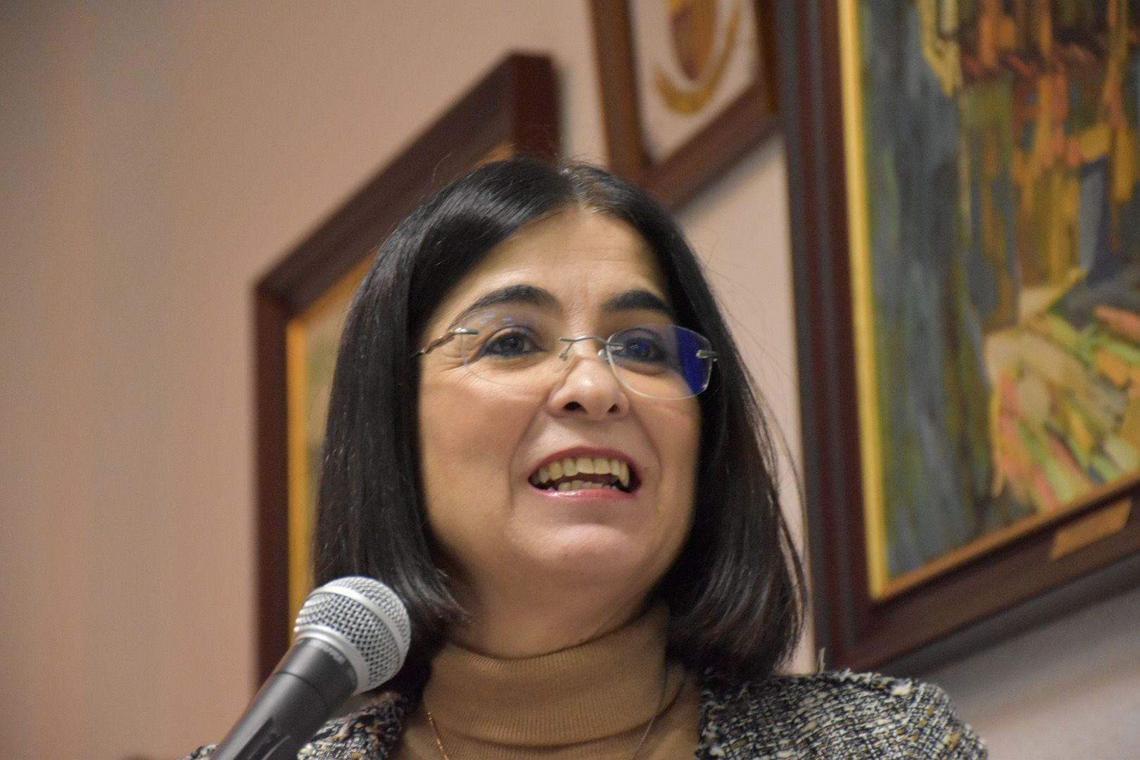 Sanidad condecora a la doctora Mª Amparo Máñez Martí