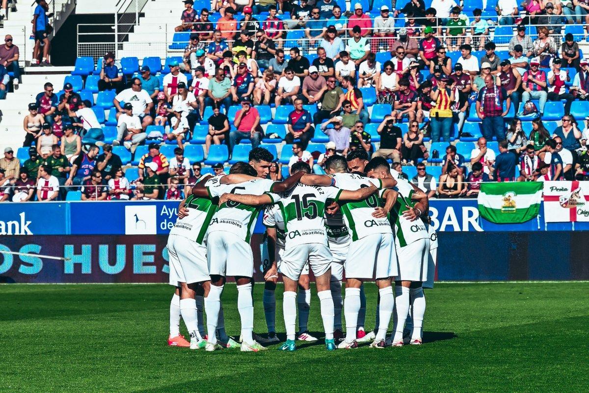 Los jugadores del Elche hacen piña antes de empezar el partido en Huesca