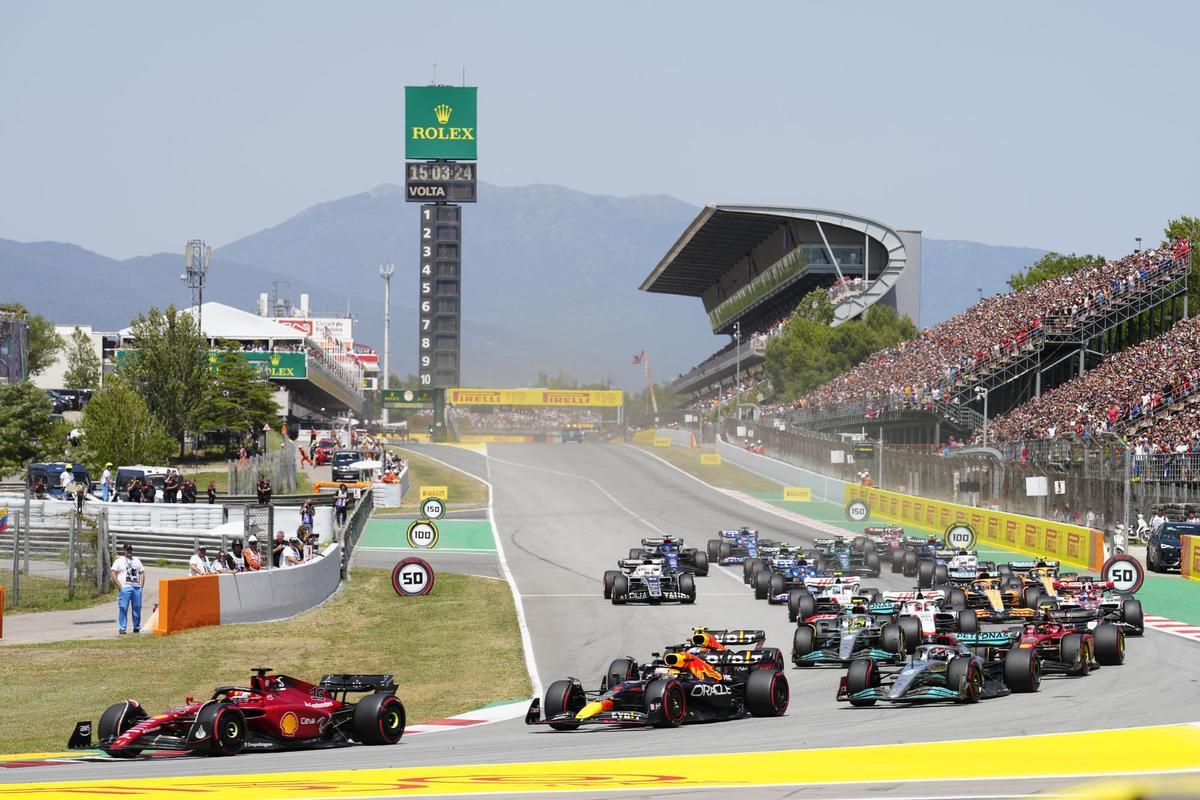 MONTMELÓ (BARCELONA), 22/05/2022.- Los pilotos toman la primera curva durante el Gran Premio de España de Fórmula Uno que se disputa este domingo en el circuito de Barcelona-Cataluña, en Montmeló (Barcelona). EFE/Enric Fontcuberta