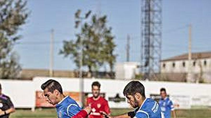 Jugadores de ambos equipos, disputando el balón.