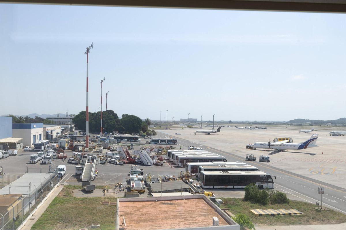 AENA insiste en que no va aumentar el número de vuelos ni de pasajeros en el aeropuerto de Ibiza