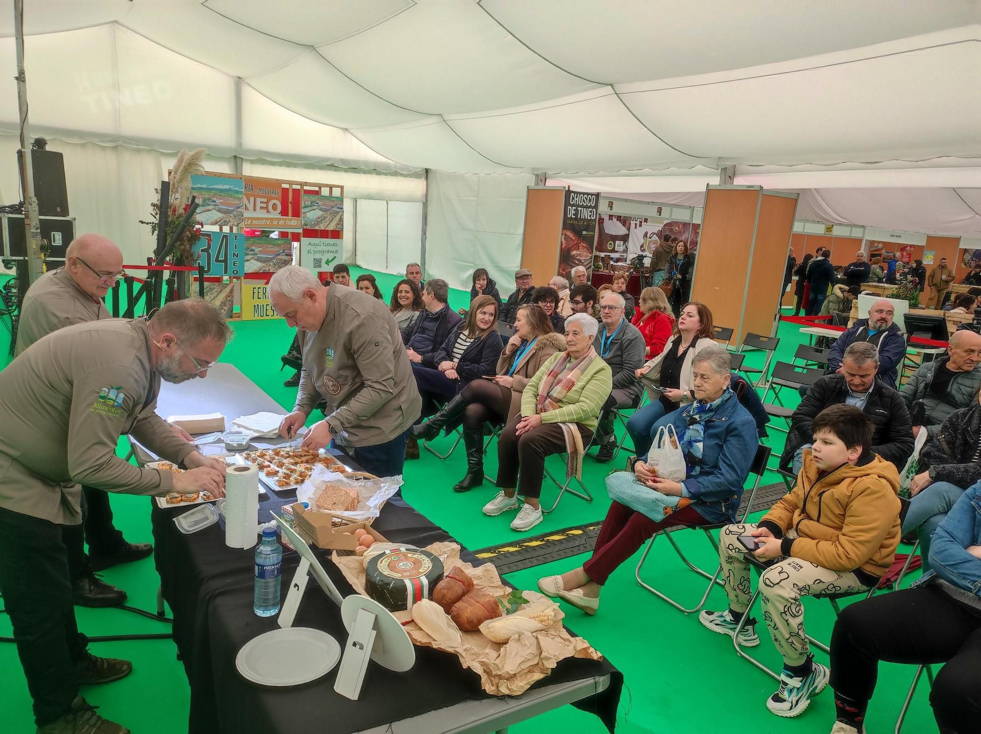 En imágenes: El chosco de Tineo y el queso cabrales se dan la mano en el broche de la 34.º Feria de Muestras de Tineo