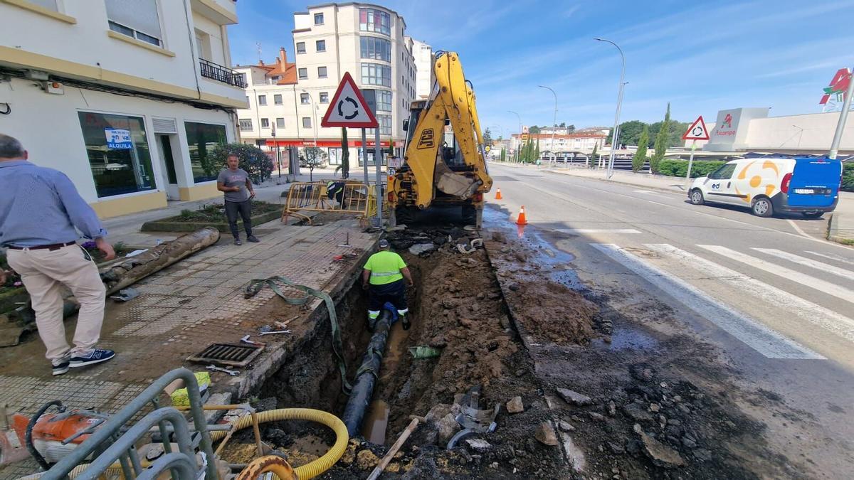 Reparación de una tubería general de abastecimiento en Vilagarcía, en 2023.