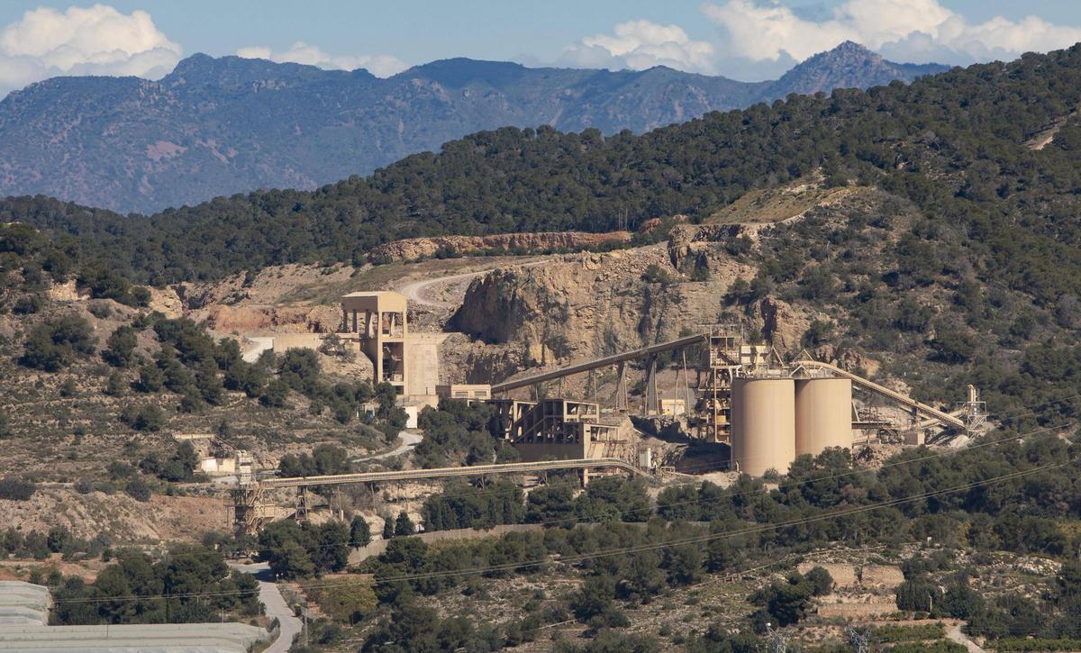 Vista de la cantera del Salt del Llop de Sagunt que explota Holcim.