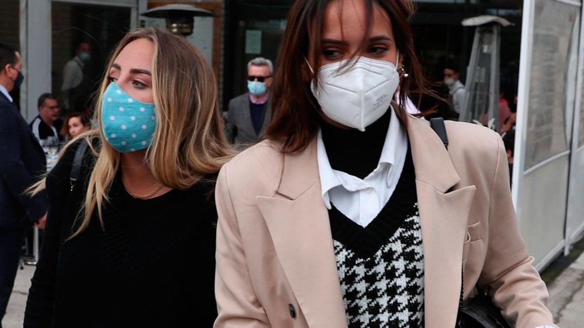 Rocío Flores y Gloria Camila Ortega por la calle