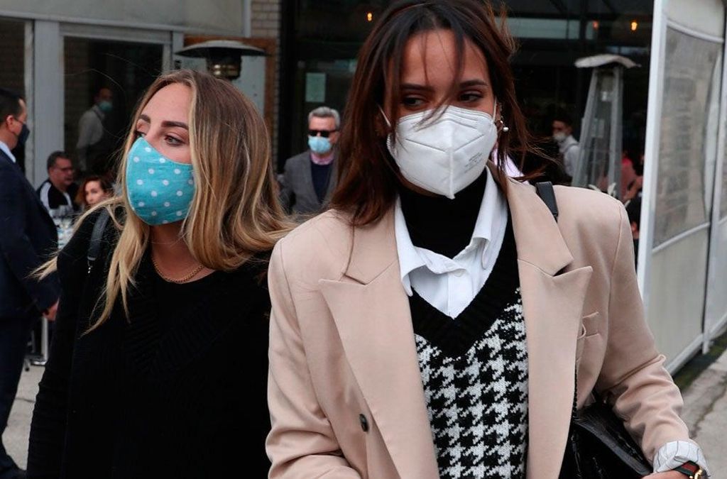 Rocío Flores y Gloria Camila Ortega por la calle