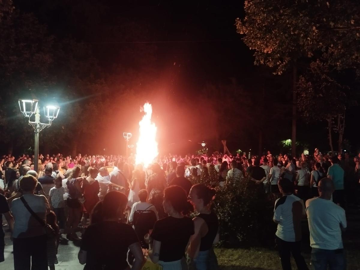 La hoguera de San Juan en Grado, en imágenes