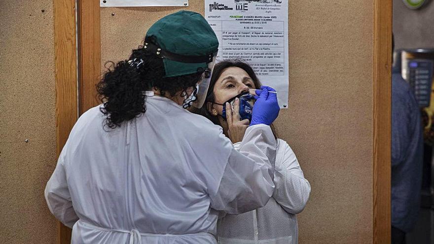 Un membre de l&#039;institut d&#039;Anglès, mentre li feien la prova PCR.