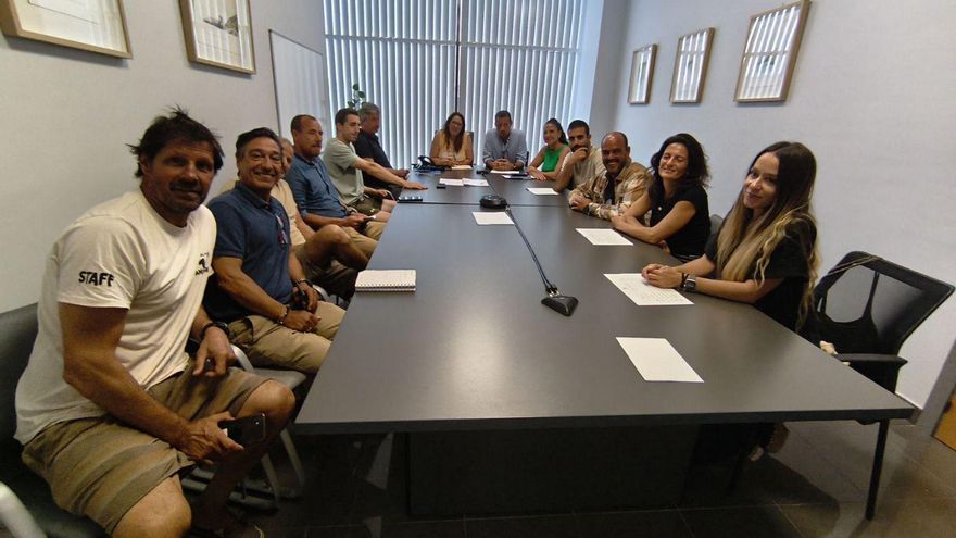 Asistentes a la reunión de ayer, con Nuria González-Nuevo y Eloy Alonso, en la cabecera de la mesa. |