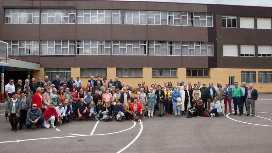 Asistentes a la comida de los primeros alumnos del instituto de Pola de Laviana, ayer, en el patio del centro.