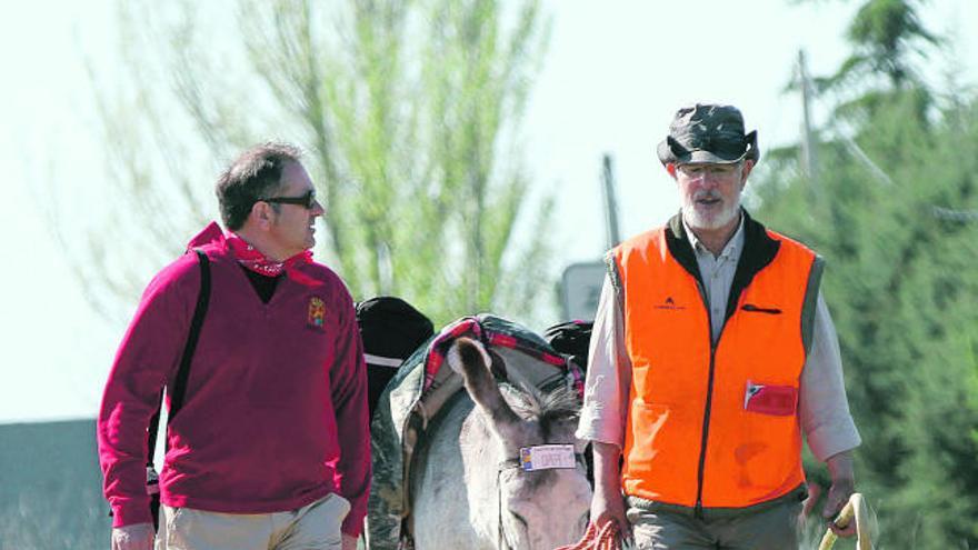 Antonio Cañizares, a la derecha, caminando junto al zamorano Víctor Sierra, que ayer le acompañó hasta Roales.