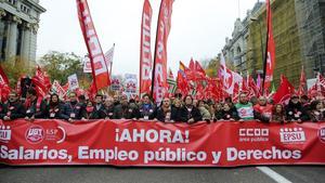Los líderes sindicales encabezan la manifestación de los empleados públicos, la semana pasada en Madrid. 