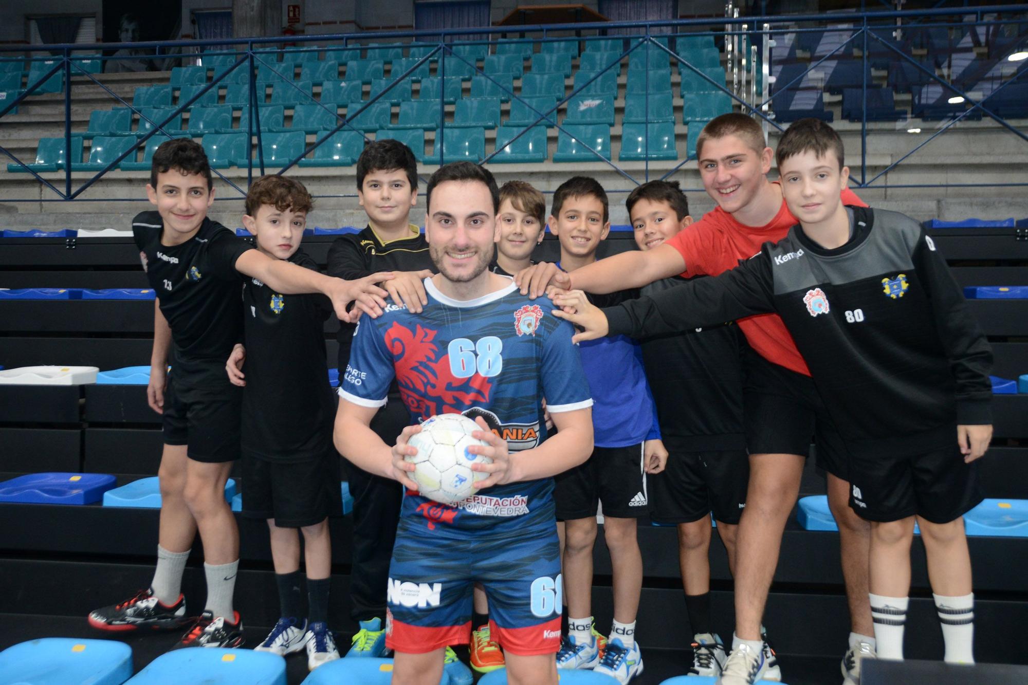 Miguel Pousa con varios jugadores de las categorías inferiores del Balonmán Cangas.