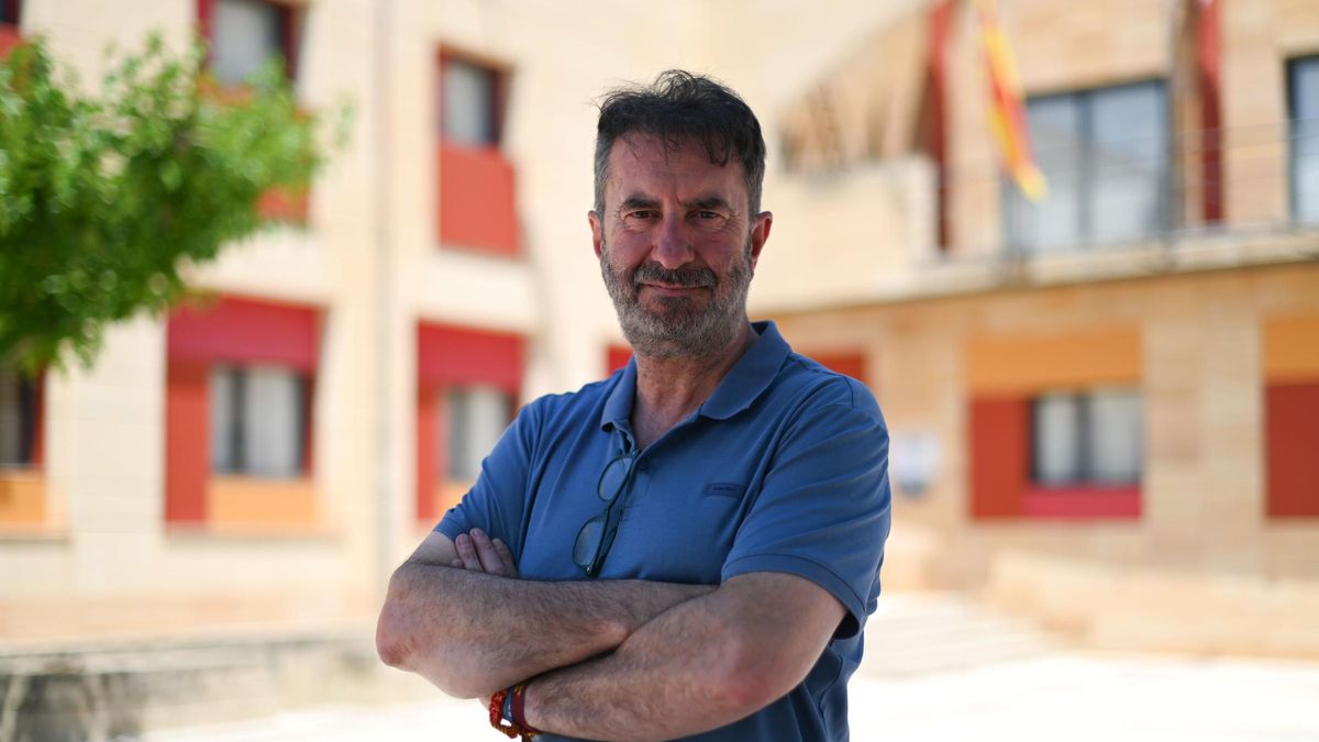 Luis Bertol, alcalde de Figueruelas desde hace 20 años, a las puertas del ayuntamiento el pasado viernes.
