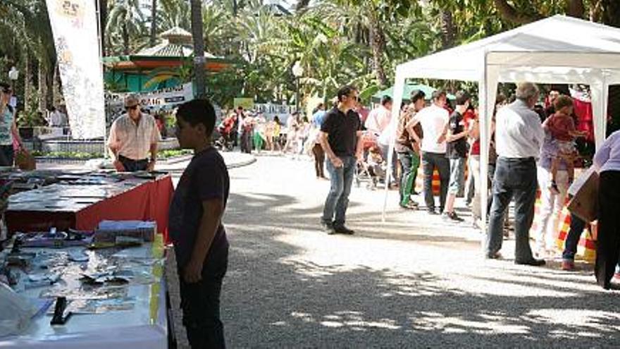 La Trobada de l&#039;Escola Valenciana se celebró en el Parque Municipal con la participación de 40 centros educativos de las comarcas del Baix Vinalopó y la Vega Baja.