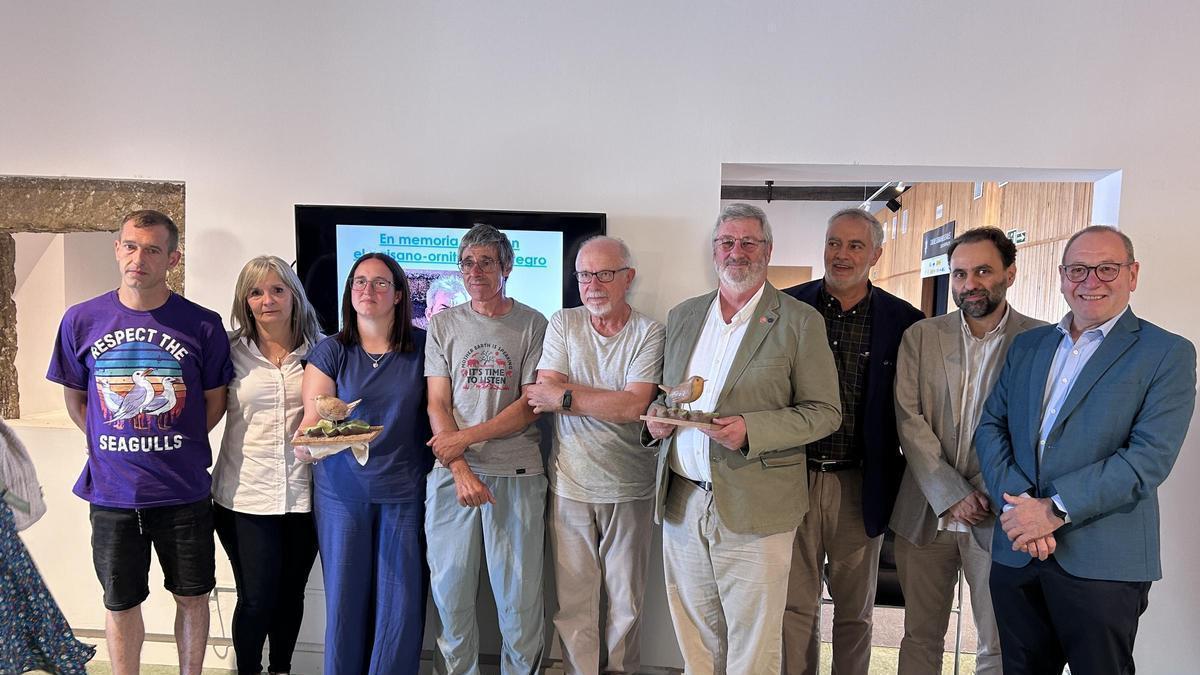 Los premiados ayer en compañía de los promotores de los premios Alfredo Noval, este miércoles en Portus. .