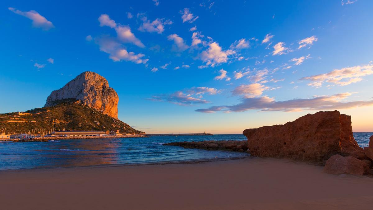 Calpe recoge un yacimiento romano, los Baños de la Reina, que incluye piscinas marinas talladas en piedra