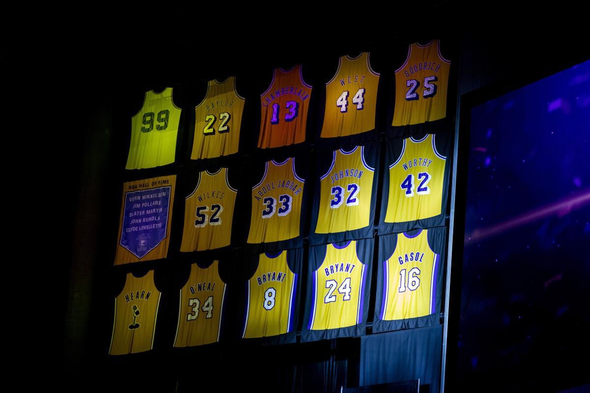 La camiseta número 16 de Pau Gasol se retira junto a la camiseta del difunto jugador y compañero de equipo Kobe Bryant durante la ceremonia de retiro en el medio tiempo del partido entre los Memphis Grizzlies y Los Angeles Lakers en Crypto.com Arena en Los Ángeles, California. EFE/EPA/ETIENNE LAURENT