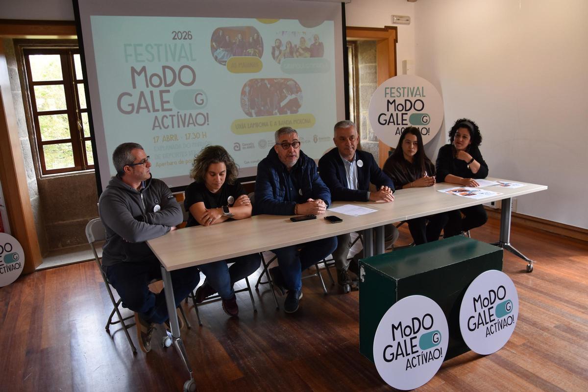 Paco Cerdeira, pola esquerda, con Inés Suárez, Blas García, Valentín García, María López e Rosa Moreiras na presentación