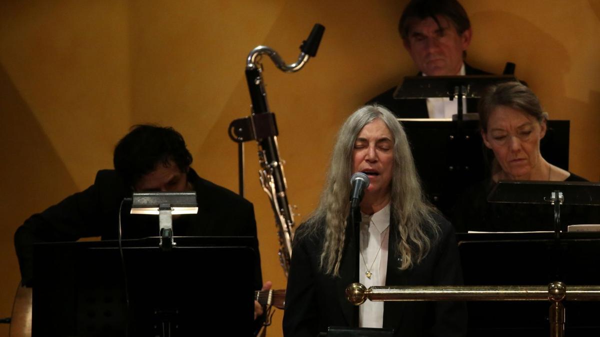 Patti Smith interpreta, muy emocionada, el tema 'A Hard Rain's A-Gonna Fall' de Bob Dylan, el ausente nuevo nobel de Literatura