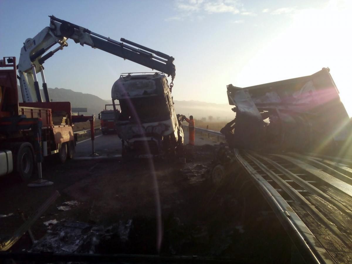 Accidente entre dos camiones en la A-2