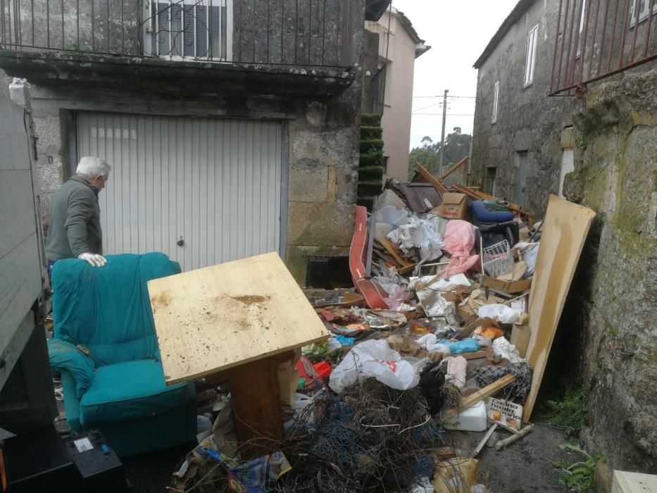 Denunciado en A Lama por convertir la calle en su particular escombrera