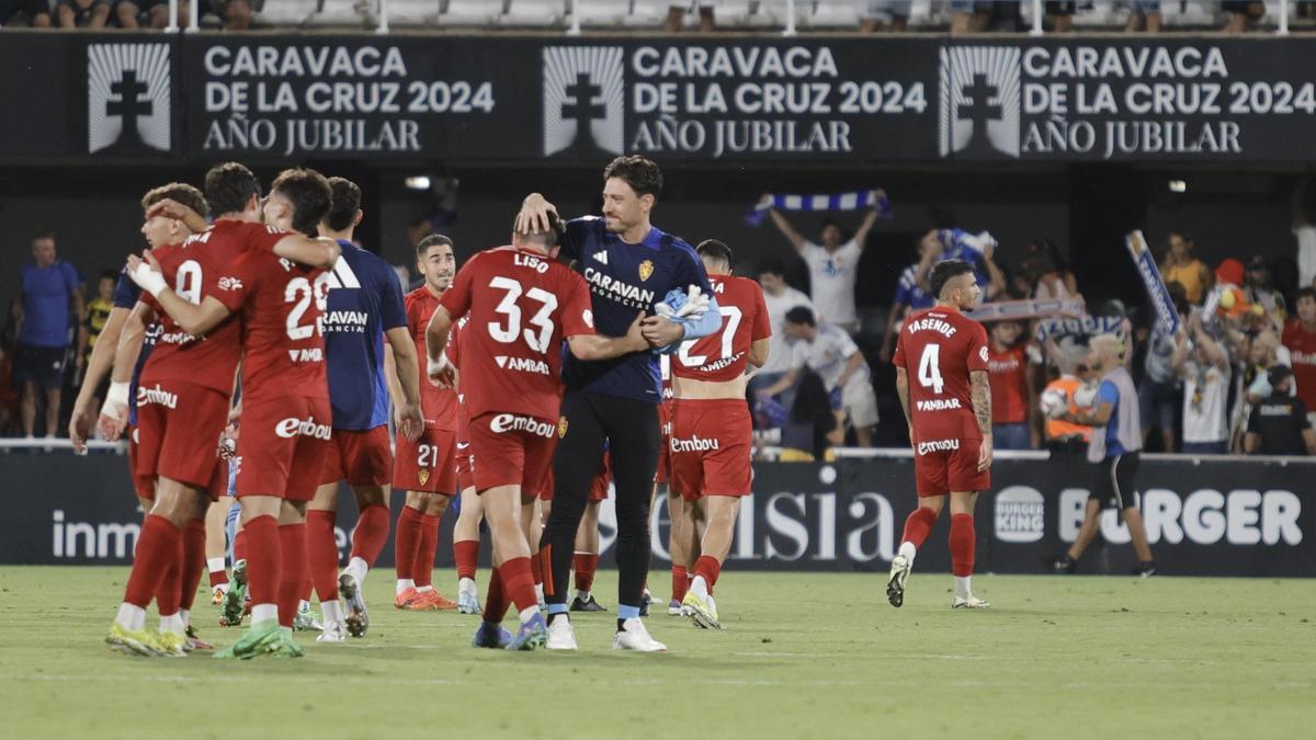 Los jugadores del Zaragoza celebran la victoria en Cartagena en el único partido disputado en lunes hasta ahora.