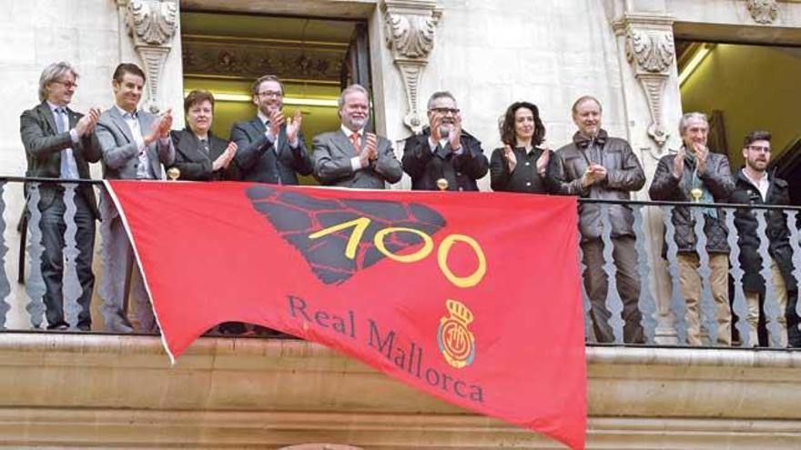La bandera del centenario del Mallorca ya cuelga del balcón de Cort