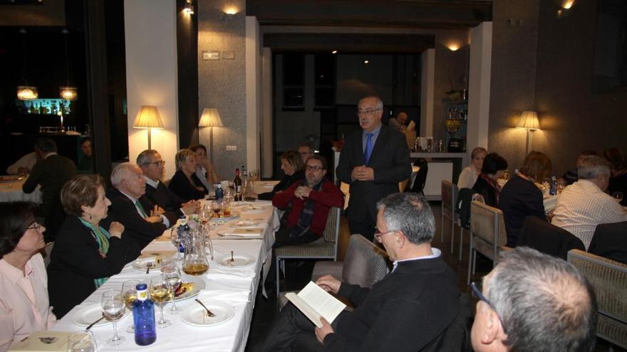 Pedro Juan Parra, presidente del CAEHA, dirigiendo unas palabras durante el homenaje a Espinós.