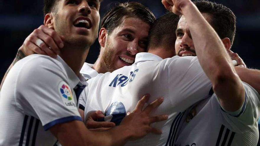 Asensio, Ramos y Kroos felictan a Nacho, tras marcar éste el primer gol del Madrid al Sevilla. // Reuters
