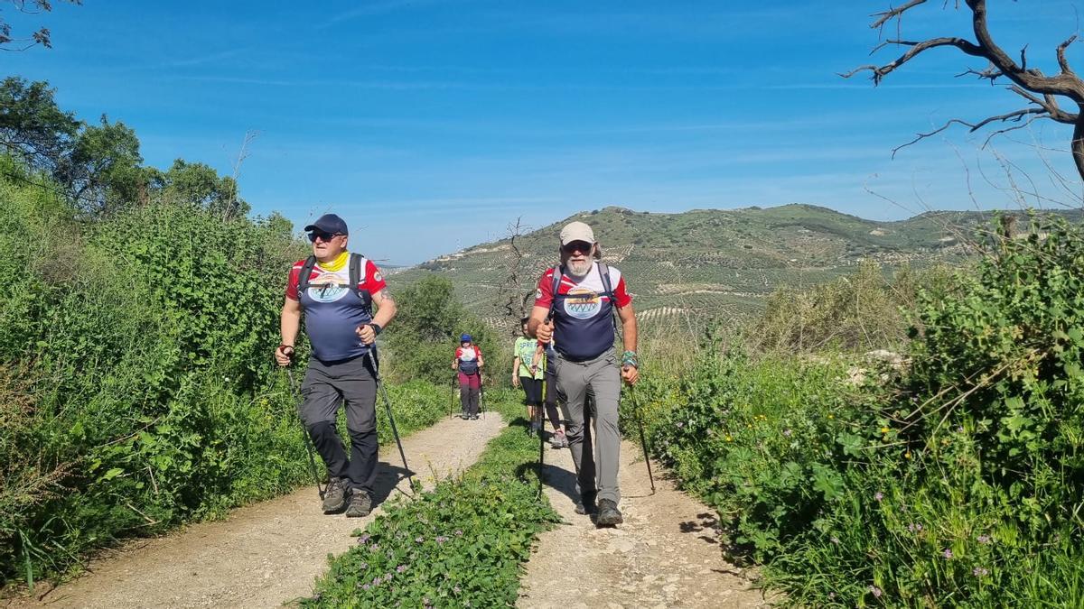 Un grupo de senderistas por un camino de la provincia de Córdoba.