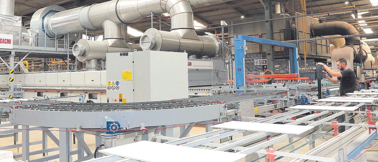 El sector azulejero de Castellón lleva más de seis meses esperando las ayudas a las empresas gasintensivas anunciadas a finales del 2022.