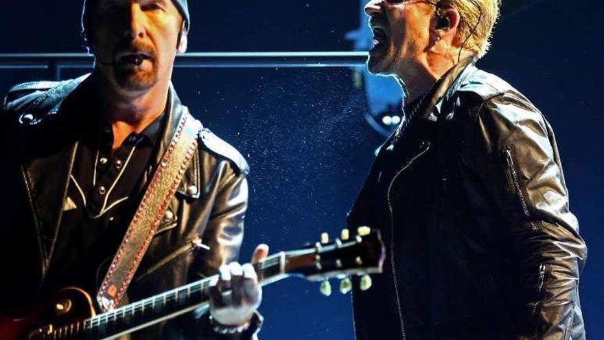 Dave Howell y Bono, durante el concierto. // Efe