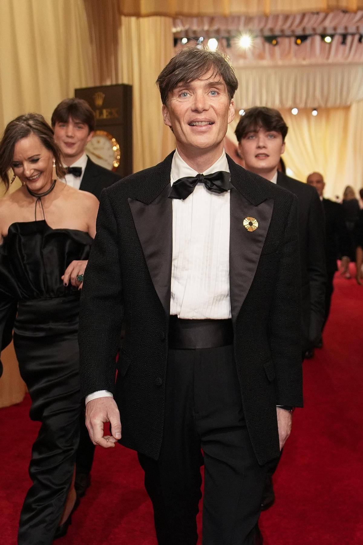 Cillian Murphy, con su esposa y sus hijos, en la alfombra roja de los Premios Oscar 2024.