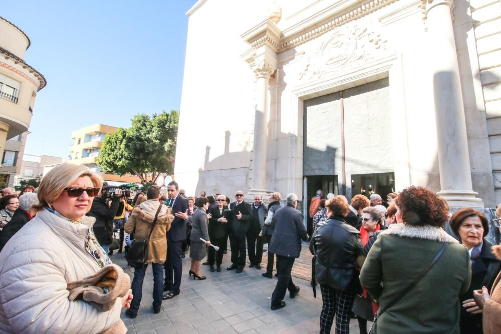 Miles de fieles han acompañado la imagen de Santa Águeda hasta su ermita en un camino jalonado por puestos de dulces