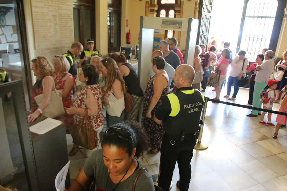 La plataforma tenía previsto hacer un encierro en el Ayuntamiento para exigir al Estado más presupuestos para luchar contra la violencia de género. Antes, han leído un comunicado en la puerta del cons