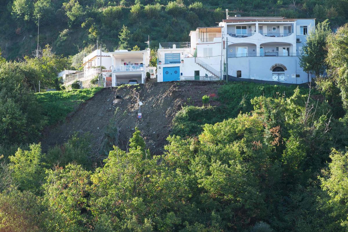 Un muerto y decenas de desaparecidos tras un corrimiento de tierra en la isla italiana de Ischia