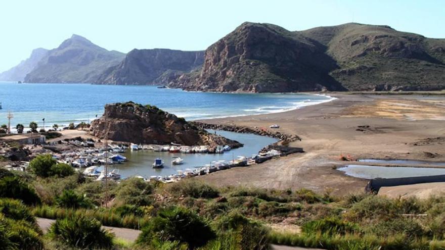 La bahía de Portmán continúa ajena al vaivén de informaciones sobre el proyecto