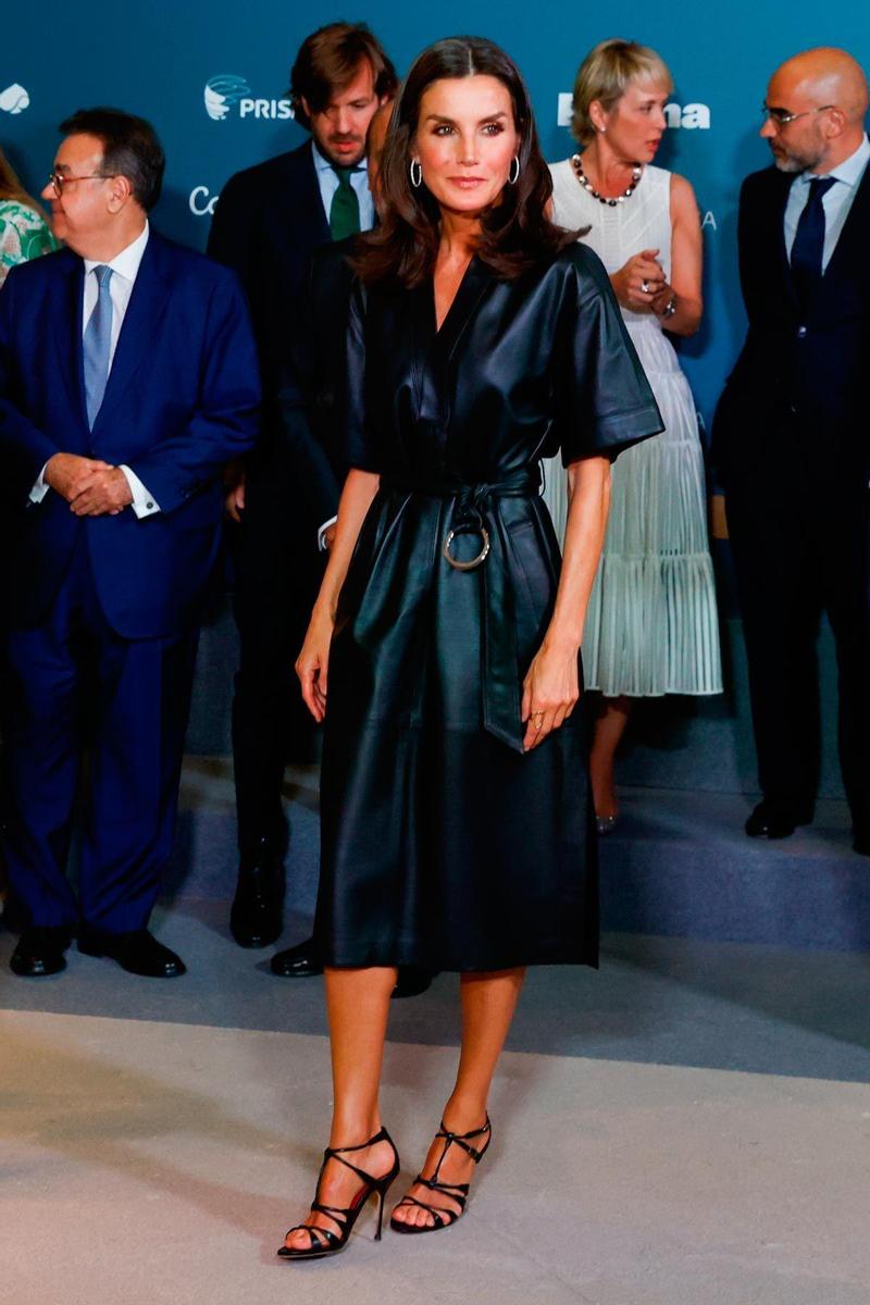 La reina Letizia recupera un vestido de cuero de & Other Stories para asistir a los II Premios Retina ECO
