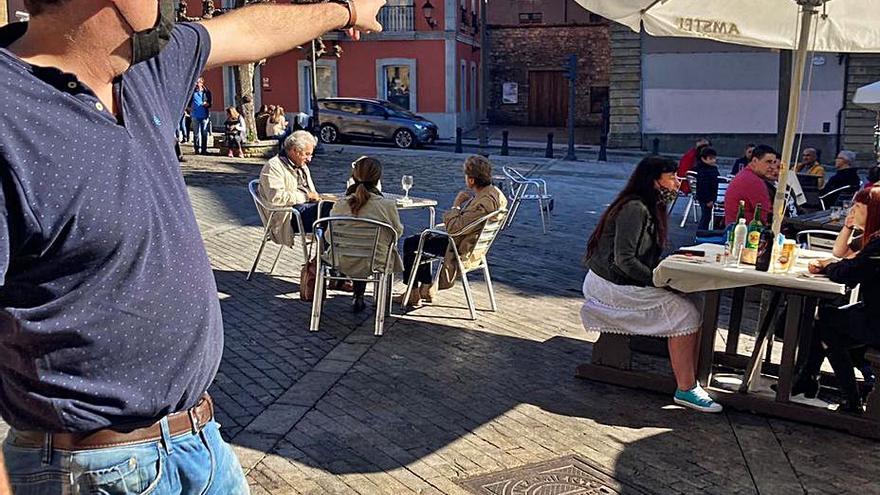 El hostelero David Vega señala la zona desde la que se lanzaron las botellas contra los aficionados del Valladolid. | P. P.