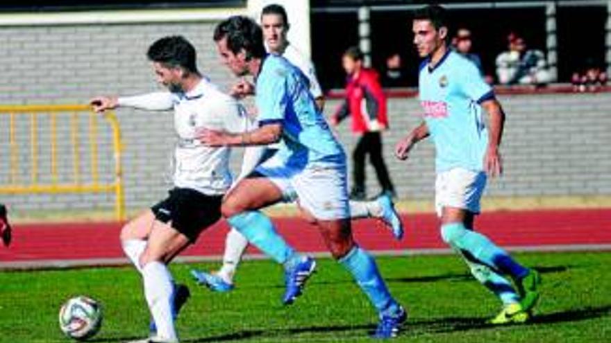 Plasencia y Coria empatan en un duelo entretenido