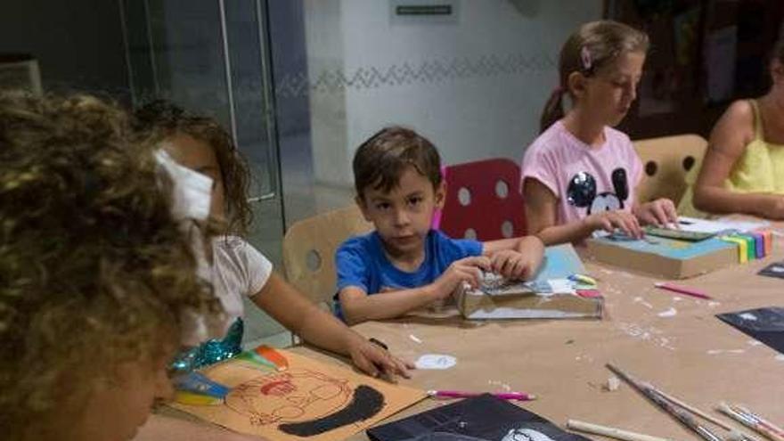 Los niños, durante el taller del Etnográfico.