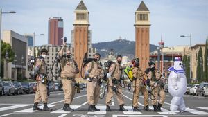 Los miembros de Ghostbusters Catalunya exhiben poderío antifantasmas en la plaza de Espanya. 